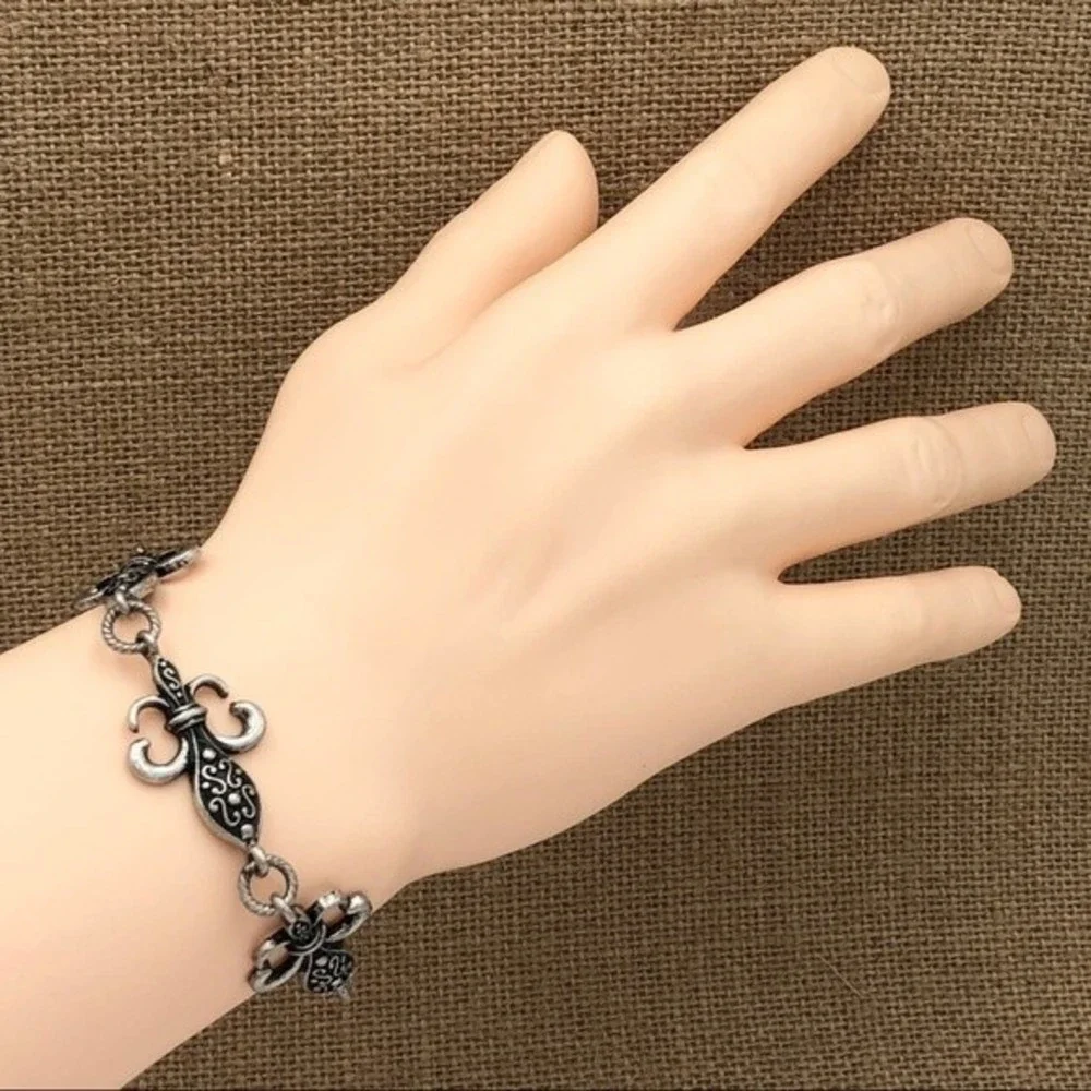 🌼Fleur De Lis Swirl Silver Toggle Bracelet
